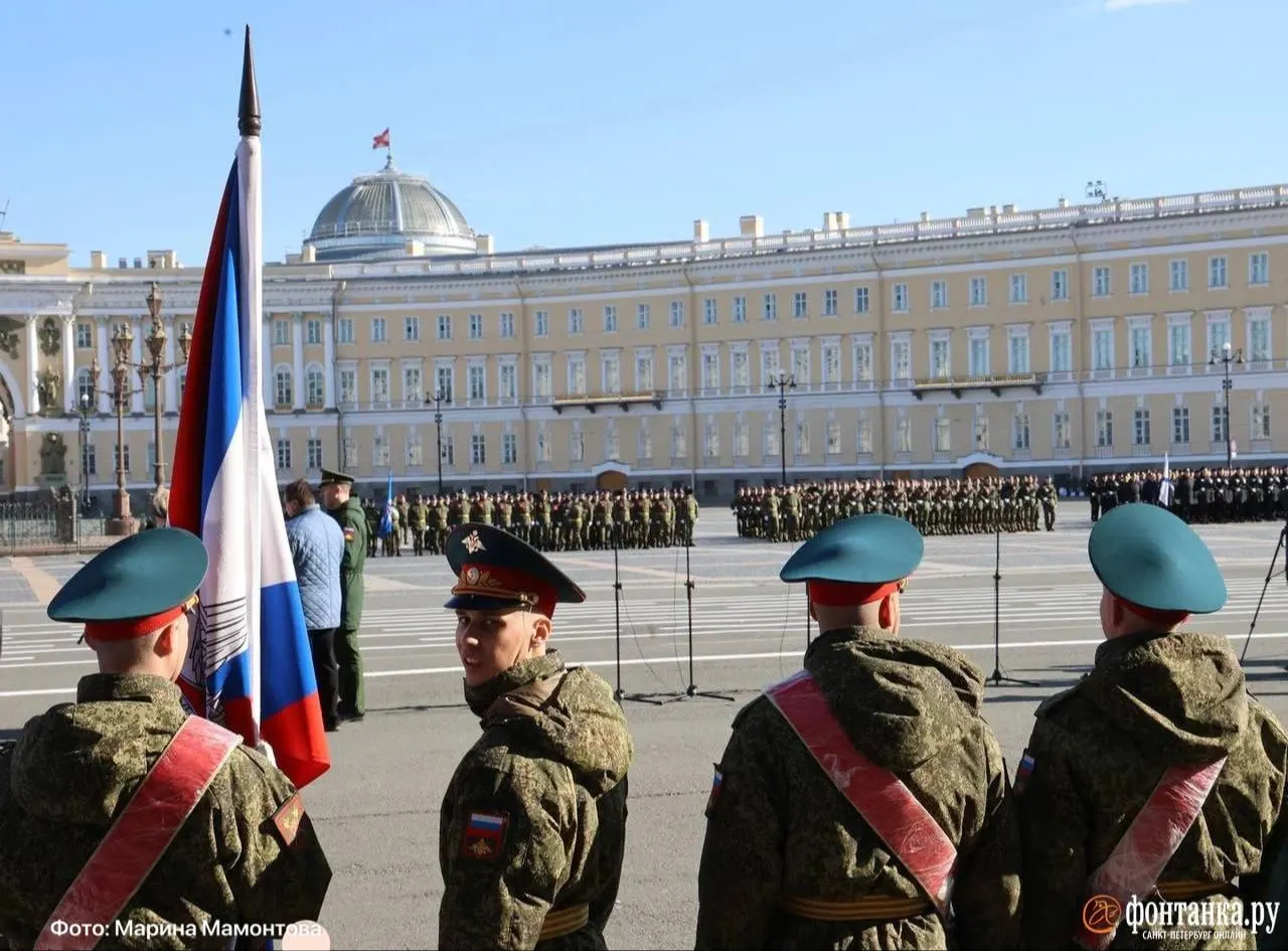 Комплексы Эрмитажа откроются и закроются на час позже обычного в связи с репетицией Парада Победы; сама генеральная репетиция на Дворцовой площади, по информации, завтра не состоится.