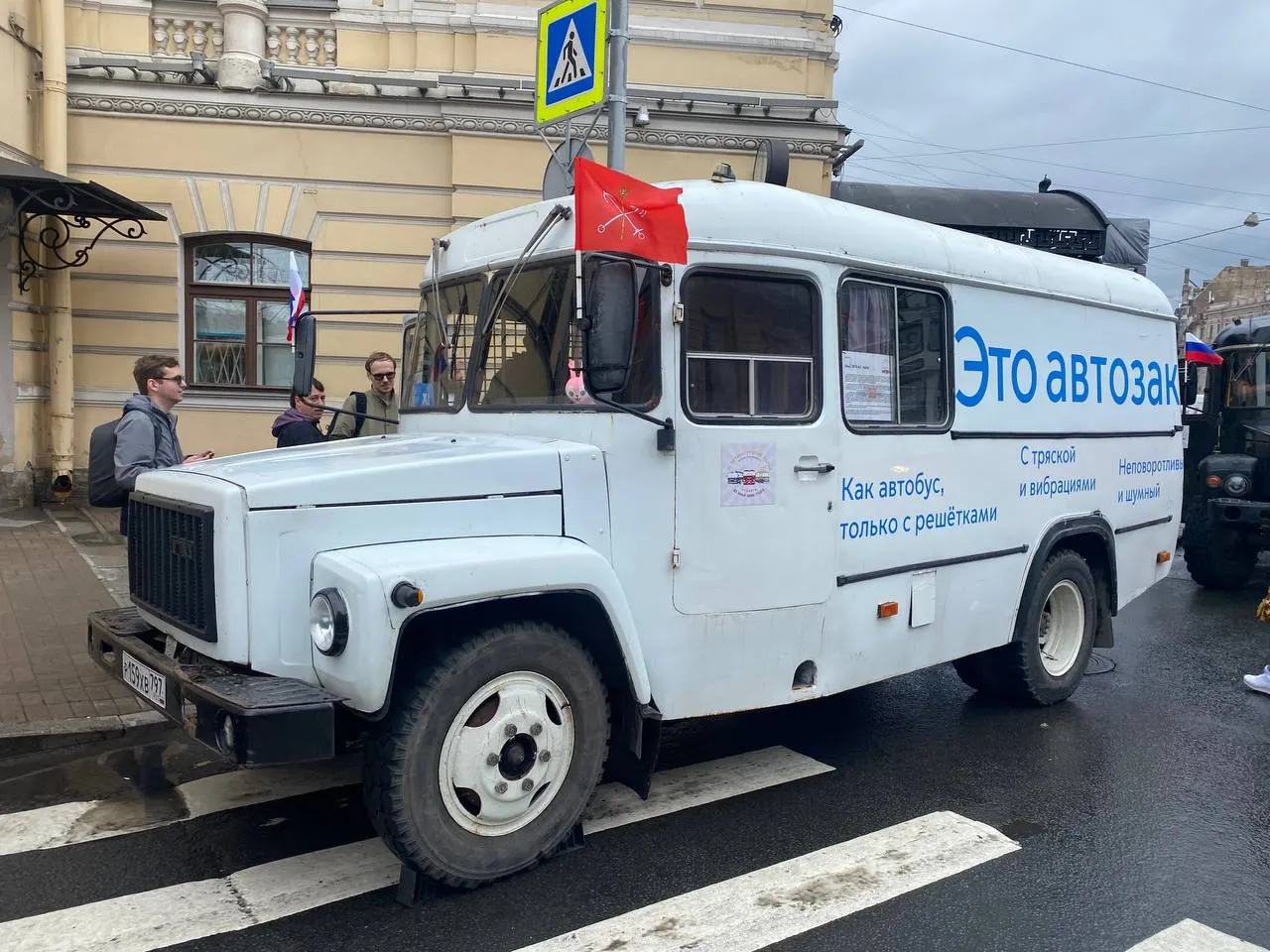 На фестивале ретро‑транспорта в Петербурге выставили автозак КАвЗ-3976-АЗ «Арба». Посетители выстраивались в очередь, чтобы заглянуть внутрь.