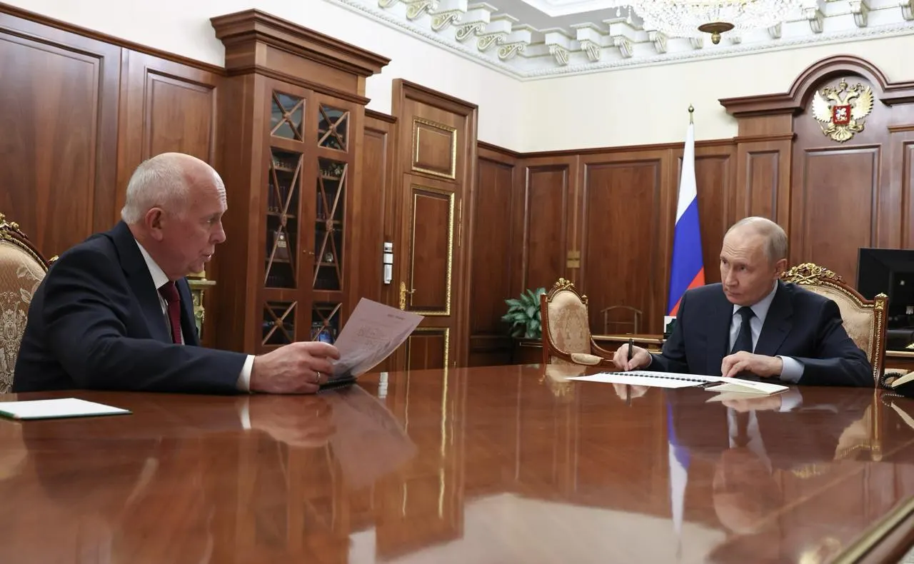 Глава госкорпорации сообщил о переносе запуска серийного производства российских пассажирских самолётов на следующий год; ранее заявленные сроки и планы выпуска к 2030 году корректируются.
