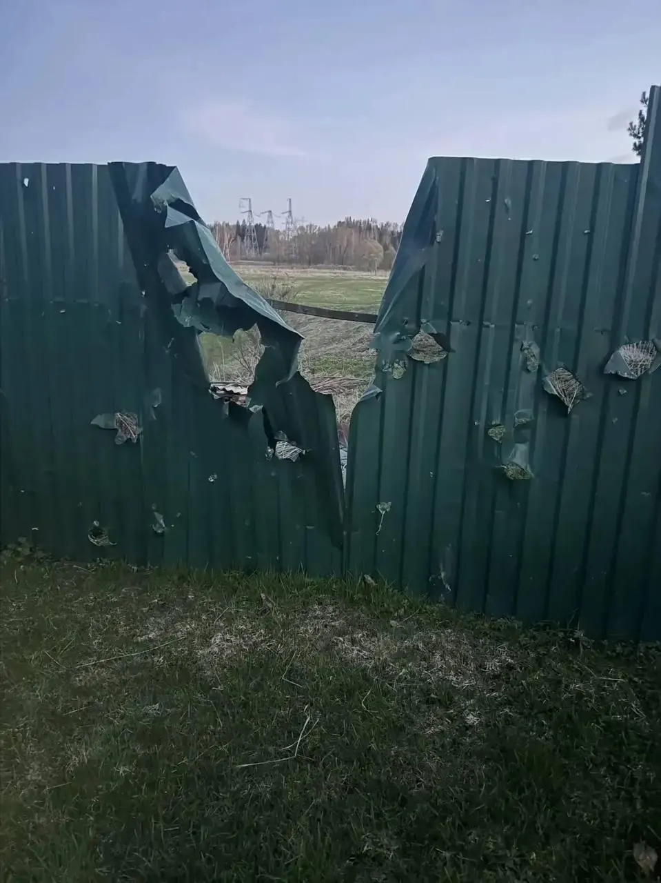 В результате атаки БПЛА в Подмосковье погиб 77‑летний мужчина; в Ленинградской области, по данным губернатора, сбито 60 дронов. Минобороны заявляет о более чем 330 уничтоженных БПЛА по стране.