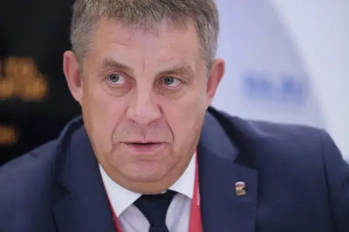 После недавней отставки Александра Богомаза ему может предложить вакантный мандат депутата Госдумы. В ряде приграничных регионов проходят кадровые перестановки на фоне уголовных дел по строительству защитных сооружений.