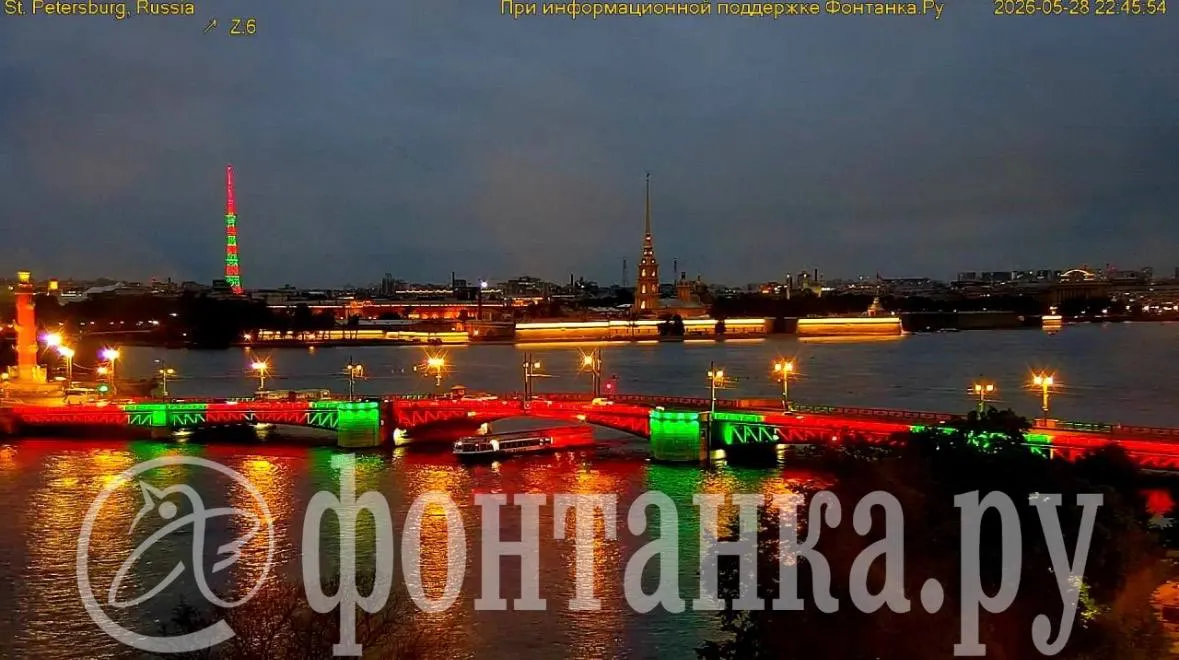Красно‑зелёная иллюминация появилась на городских сооружениях — цвета выбраны в знак уважения к пограничникам.