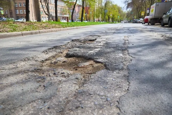 Проверка показала выбоины в покрытии у нескольких домов — в адрес ответственной организации внесено представление об их устранении.