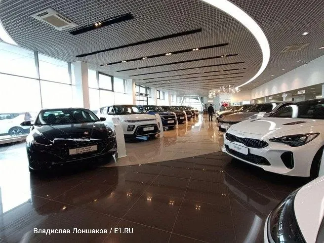 Анализ финансовой отчётности петербургских автодилеров за 2025 год показывает резкое ухудшение показателей: у 17 из 24 компаний упала выручка, запасы сократили две трети игроков, а каждый четвёртый завершил год в убытке.