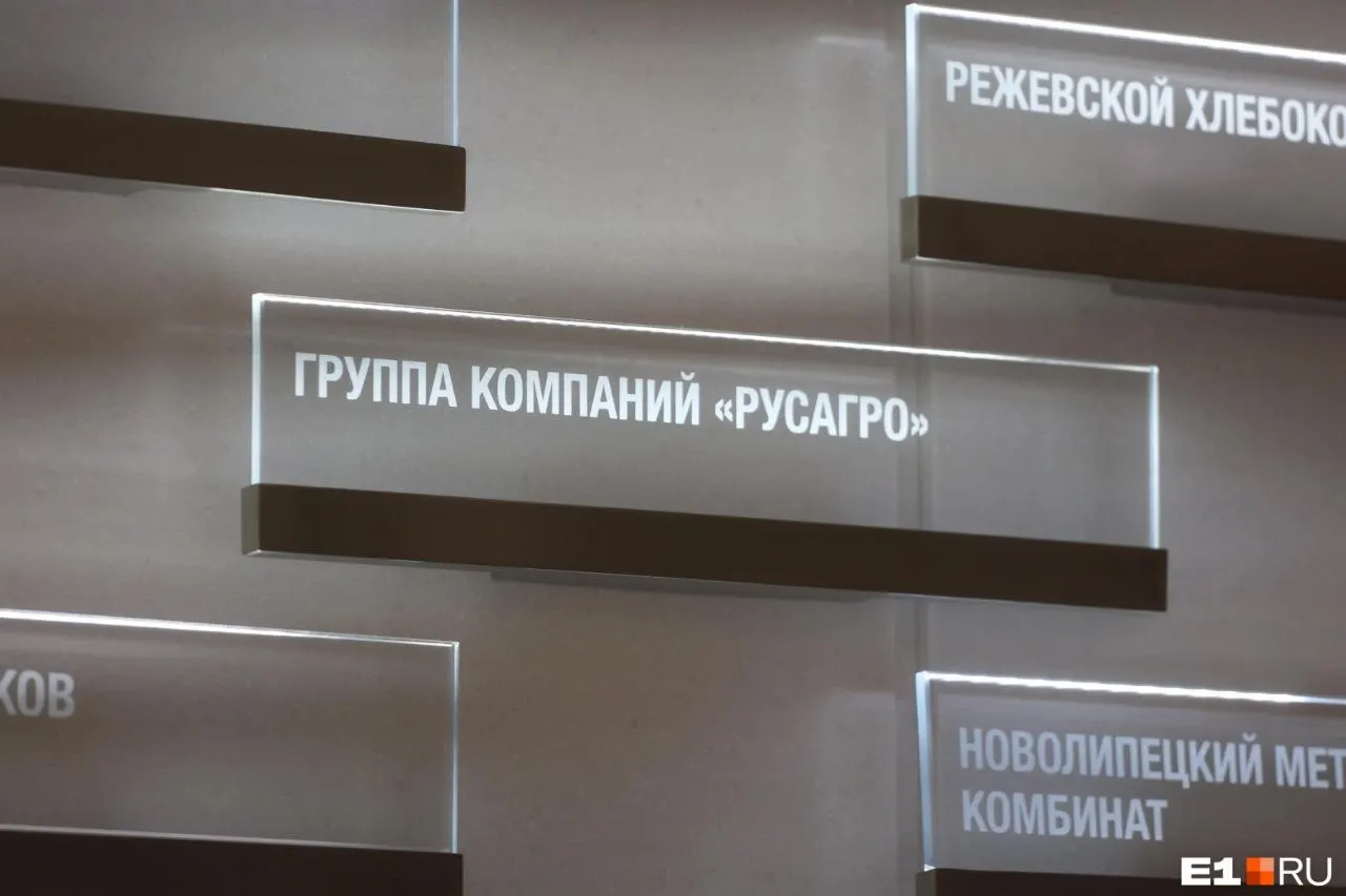 Хамовнический районный суд Москвы арестовал имущество бизнесмена и бывшего сенатора Вадима Мошковича после иска Генеральной прокуратуры; его подозревают в крупном мошенничестве и злоупотреблении полномочиями.