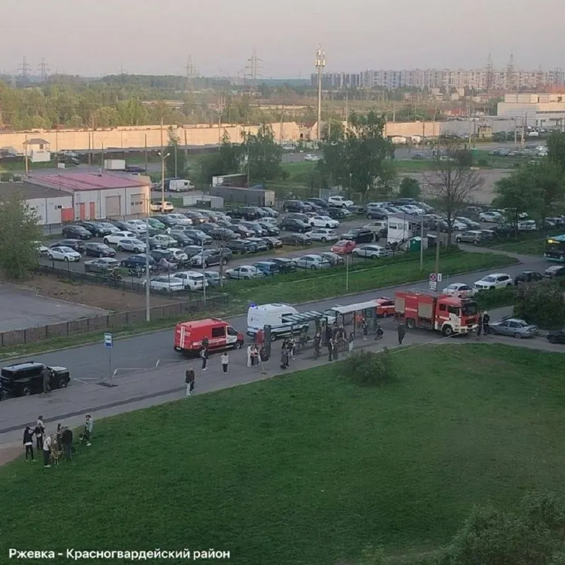 Жильцов временно вывели из многоэтажки; на месте работают пожарные, сапёры, полиция и скорая, людей размещают в ближайшей школе.