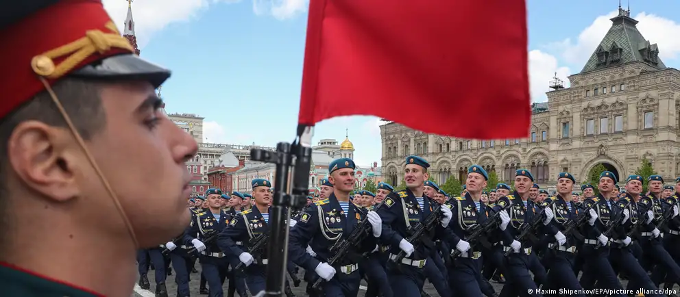 Формат празднования Дня Победы в ряде городов сокращён или отменён: техника не будет участвовать, в отдельных регионах отменяют салюты. Эксперты объясняют причины и оценивают возможные политические и общественные последствия накануне выборов.