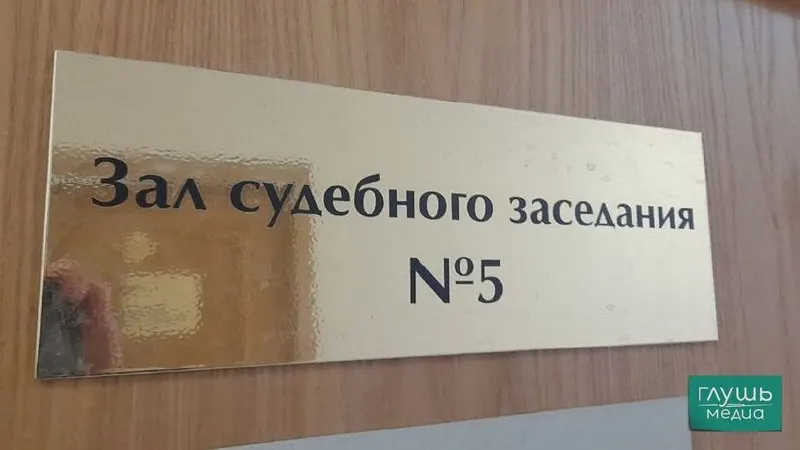 Верховный суд РФ предложил снизить требования к квалификации секретарей судебных заседаний — допускать к этой работе могут не только обладатели высшего юридического образования, но и студенты юридических факультетов. Инициативу объясняют низкой привлекательностью таких вакансий из‑за большой нагрузки и невысоких зарплат.