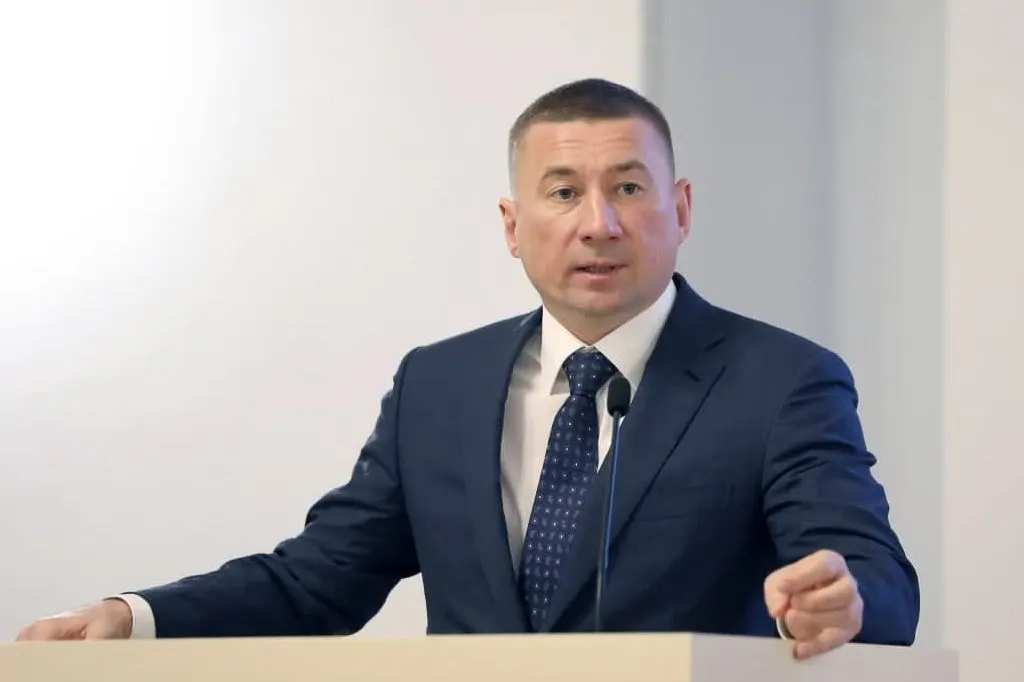 Смольнинский суд признал Ивана Громова виновным в хищении более 244 млн рублей. Приговор в 6 лет и 3 месяца признан отбытым с учётом времени в СИЗО и под домашним арестом.