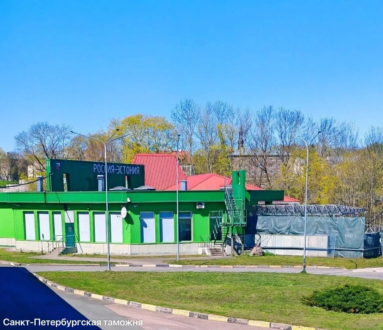 Эстонский пункт пропуска «Нарва‑1» проводит длительные проверки и работает с ограничениями, из‑за чего на российской стороне у Ивангорода готовы к возможному образованию очередей. Российские таможенники и пограничники принимают меры для предотвращения скоплений.
