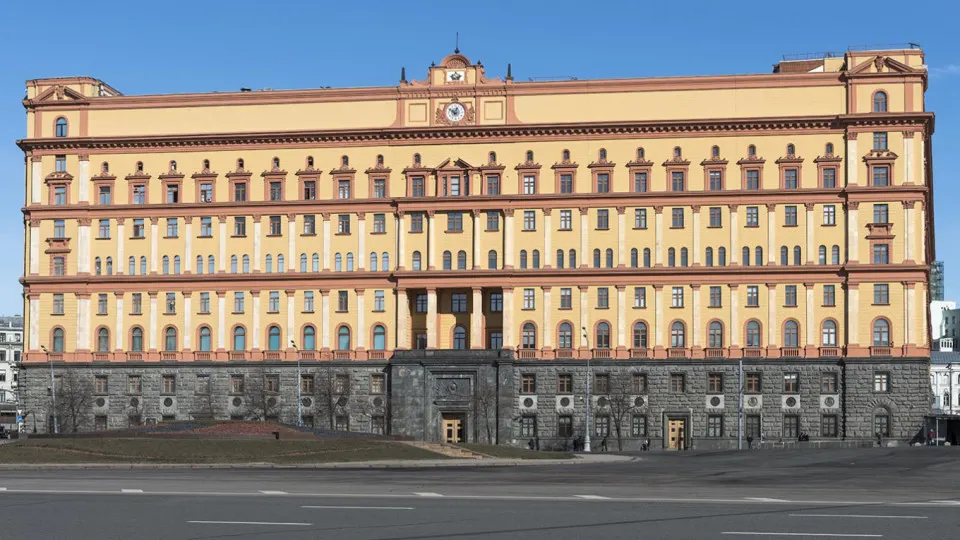 Руководитель Погранслужбы ФСБ заявил, что инженерные заграждения и изменения в разграничении водных пространств создают риск конфликтов на западных рубежах; Москва отмечает рост напряжённости и усиливает группировку войск.