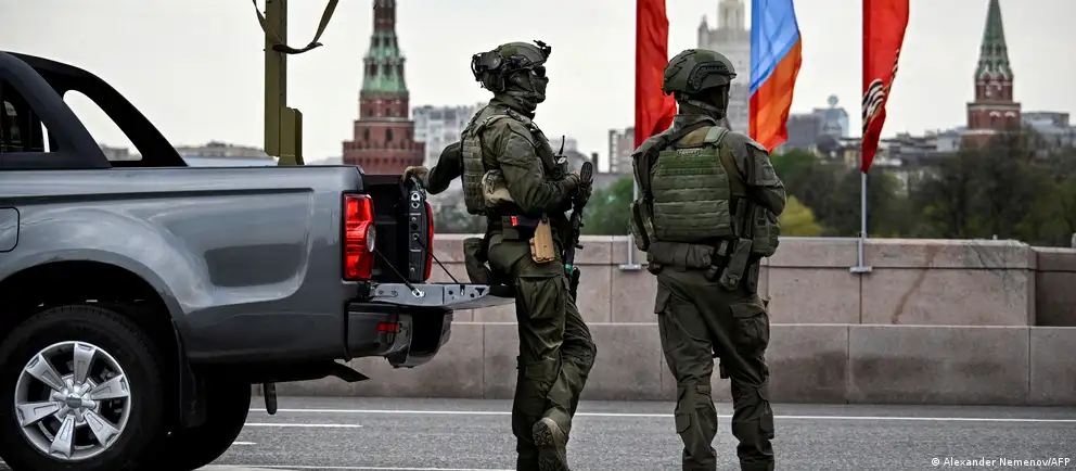 Власти отозвали ранее выданные аккредитации для зарубежных корреспондентов на парад Победы в Москве. Масштаб празднования сокращён из‑за угроз и атак беспилотников; часть регионов отменяет массовые мероприятия.