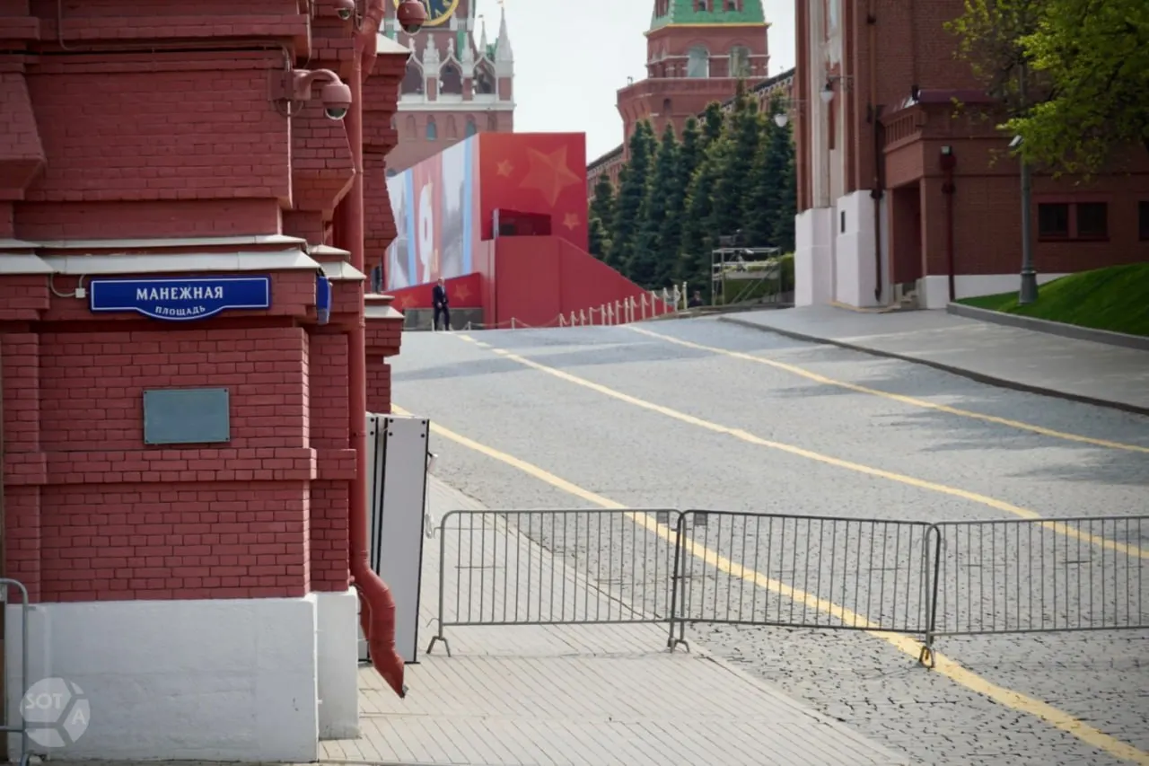 Иностранным СМИ, ранее аккредитованным на парад 9 мая в Москве, сообщили по телефону об отзыве допуска: освещать торжество теперь будут только российские издания. Министерство обороны также заявило об уничтожении 264 беспилотников и ударах по предприятиям в Ростове‑на‑Дону и Ярославле.