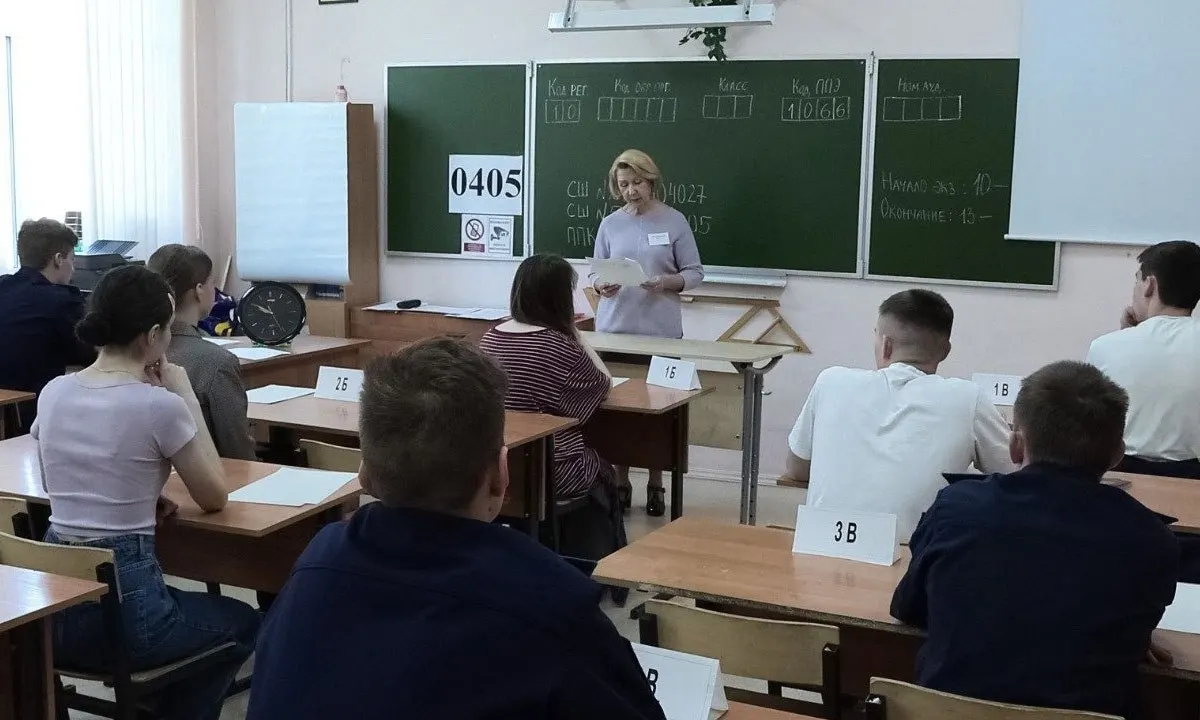 Рособрнадзор выпустил методические рекомендации: организаторы и охрана не вправе проводить досмотр сдающих ЕГЭ и прикасаться к их вещам. При срабатывании металлоискателя участников просят добровольно показать или сдать предмет.