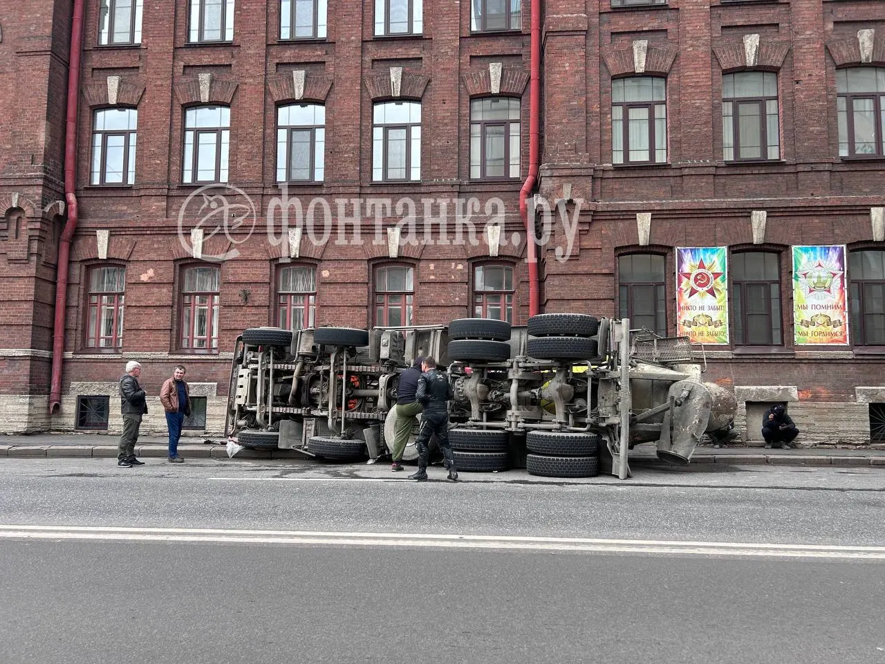 Грузовик не вписался в поворот на Гапсальской улице; техника лежит на боку с трёх часов дня, на месте работают экстренные службы, пострадавших нет.
