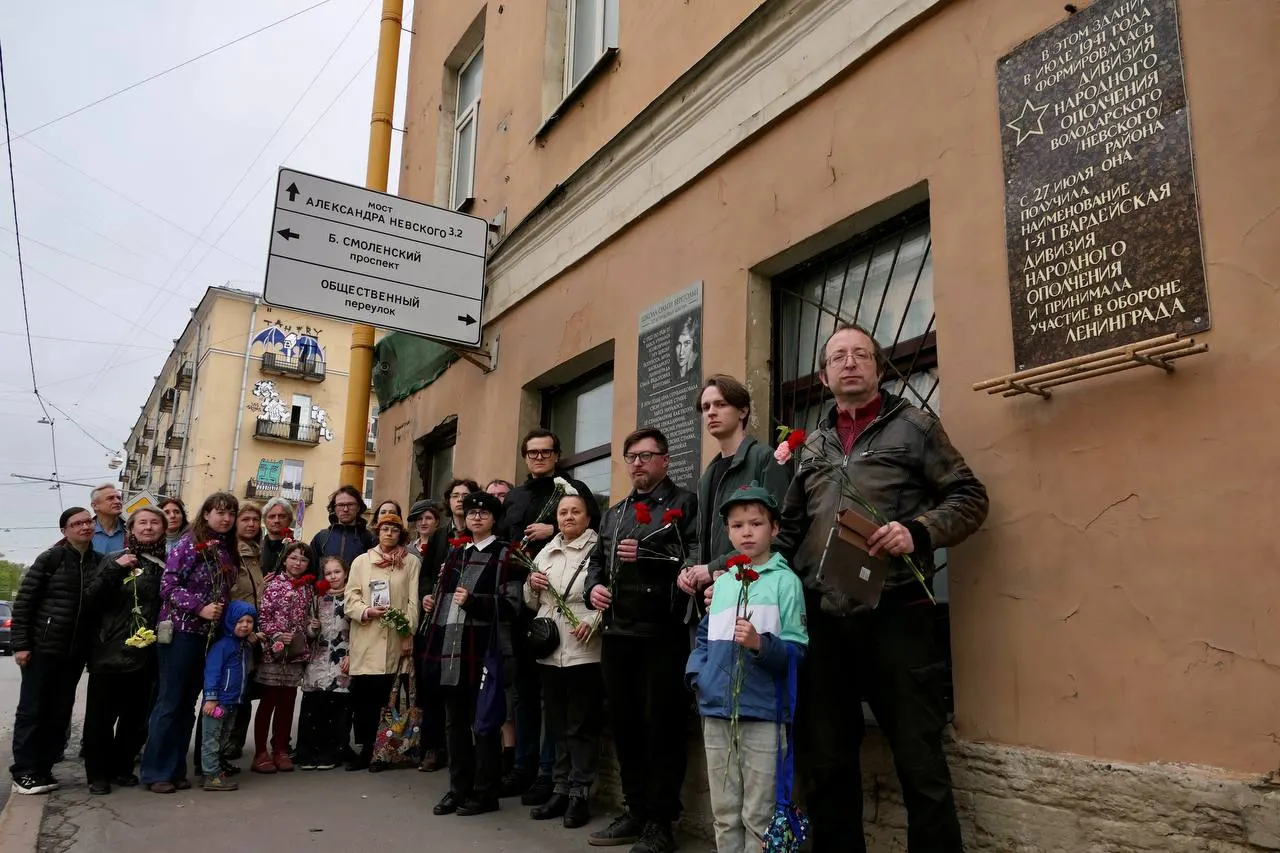 В день рождения поэтессы градозащитники принесли цветы к дому, где училась Ольга Берггольц; здание на проспекте Обуховской Обороны готовят к сносу для строительства моста.