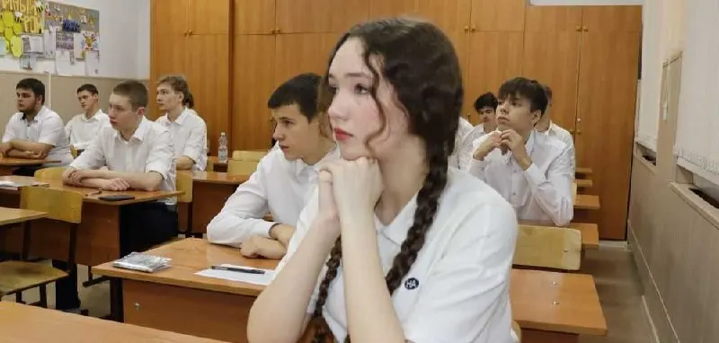 Рособрнадзор отверг утверждения, что московским выпускникам якобы дают более лёгкие варианты ЕГЭ, назвав такие версии слухами и интернет‑домыслами.