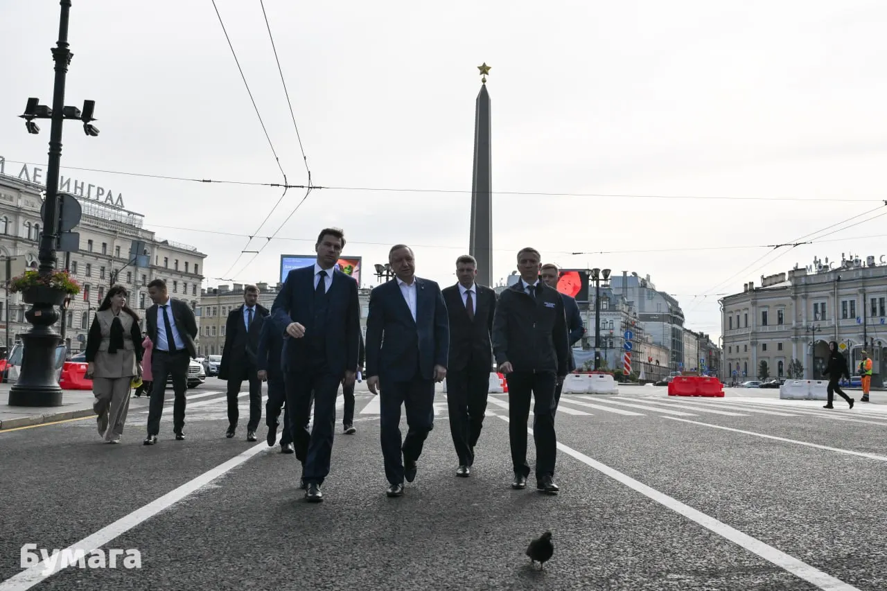 В честь 70‑летия Александра Беглова петербургские власти опубликовали поздравления, где хвалят его за «компактные» выступления и называют лидером. В поздравительном ролике участвовали воспитанники детсада.