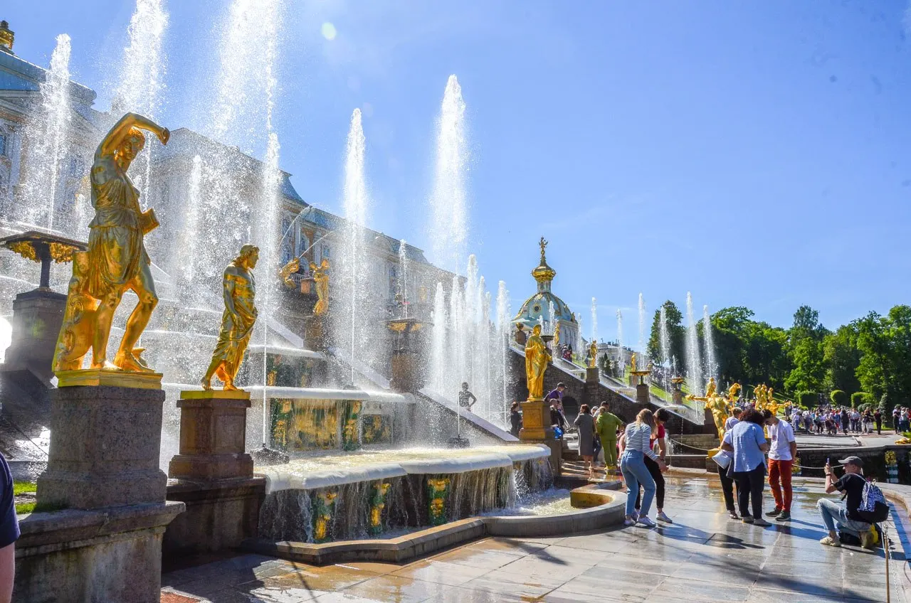 Средняя цена прогулки по Петербургу — около 1500 ₽ против примерно 750 ₽ в Москве. Оба города лидируют по спросу: растёт интерес к авторским, иммерсивным и семейным экскурсиям.