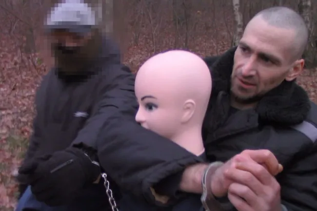 В Ленинградской области объявлен розыск 41‑летнего Андрея Кийко, ранее осуждённого за убийства и сексуальные преступления. В операцию вовлечены подразделения Минобороны и полиция; детали побега и сроки ухода из‑под надзора уточняются.