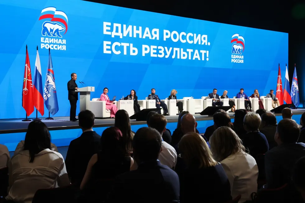 Политблок администрации президента дал указание государственным и лояльным СМИ избегать слова «запрет» в заголовках и тексте, заменяя его более мягкими формулировками и подчёркивая позитивные инициативы «Единой России».