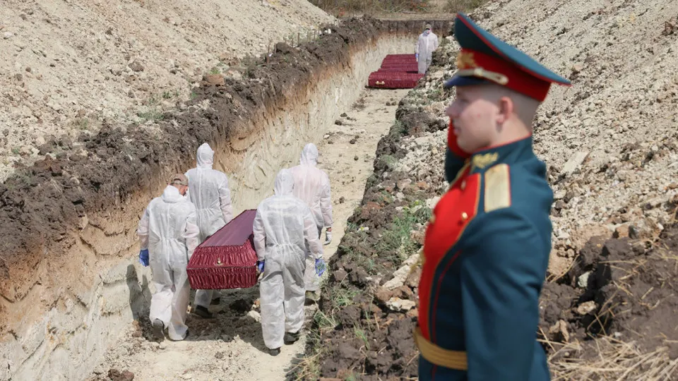 Аналитики, сопоставив поимённые списки, реестр наследственных дел и судебную статистику, оценивают число погибших российских военнослужащих к концу 2025 года минимум в 352 тысячи человек.