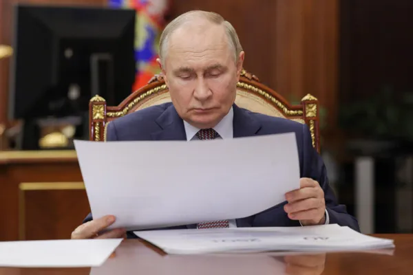 По данным европейской разведки и зарубежных публикаций, в Кремле значительно ужесточили меры безопасности вокруг президента: расширили список охраняемых лиц, изменили маршруты и режимы передвижения, а также усилили проверки персонала и коммуникационный контроль.
