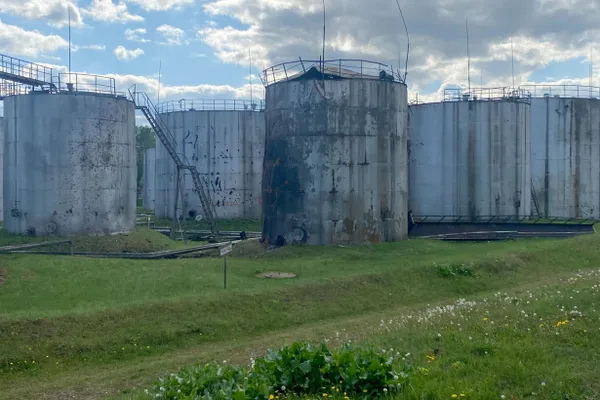 Аэропорт в Петербурге утром 19 мая по нескольку раз приостанавливал работу из‑за сообщений об угрозе беспилотников; десятки рейсов задержаны, отменены или перенаправлены.