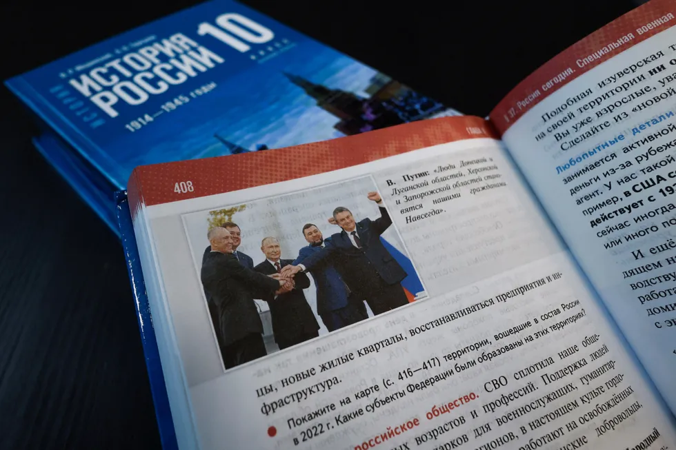 В учебниках для средней школы заметна системная политизация рассказа о прошлом: современные государственные проекты и монументы вплетаются в древнюю историю, неудобные факты замалчиваются, поражения объясняются выборочной подачей. Это делает учебный курс инструментом воспитания, а не средством для анализа и понимания.