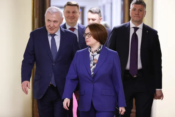 Чиновники и банкиры обсуждают три кандидатуры на место главы Центробанка: Максим Орешкин, Пётр Фрадков и Андрей Костин. Решение будет принимать президент; пока претендентов официально не обсуждают.
