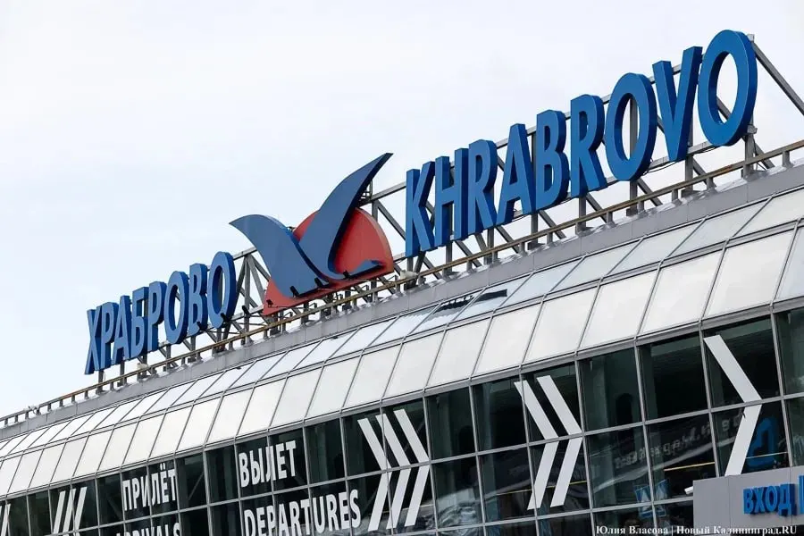 В калининградском аэропорту сообщили о массовых задержках рейсов из‑за временных ограничений воздушного пространства Ленинградской области; отменено шесть рейсов, задерживаются около 20.
