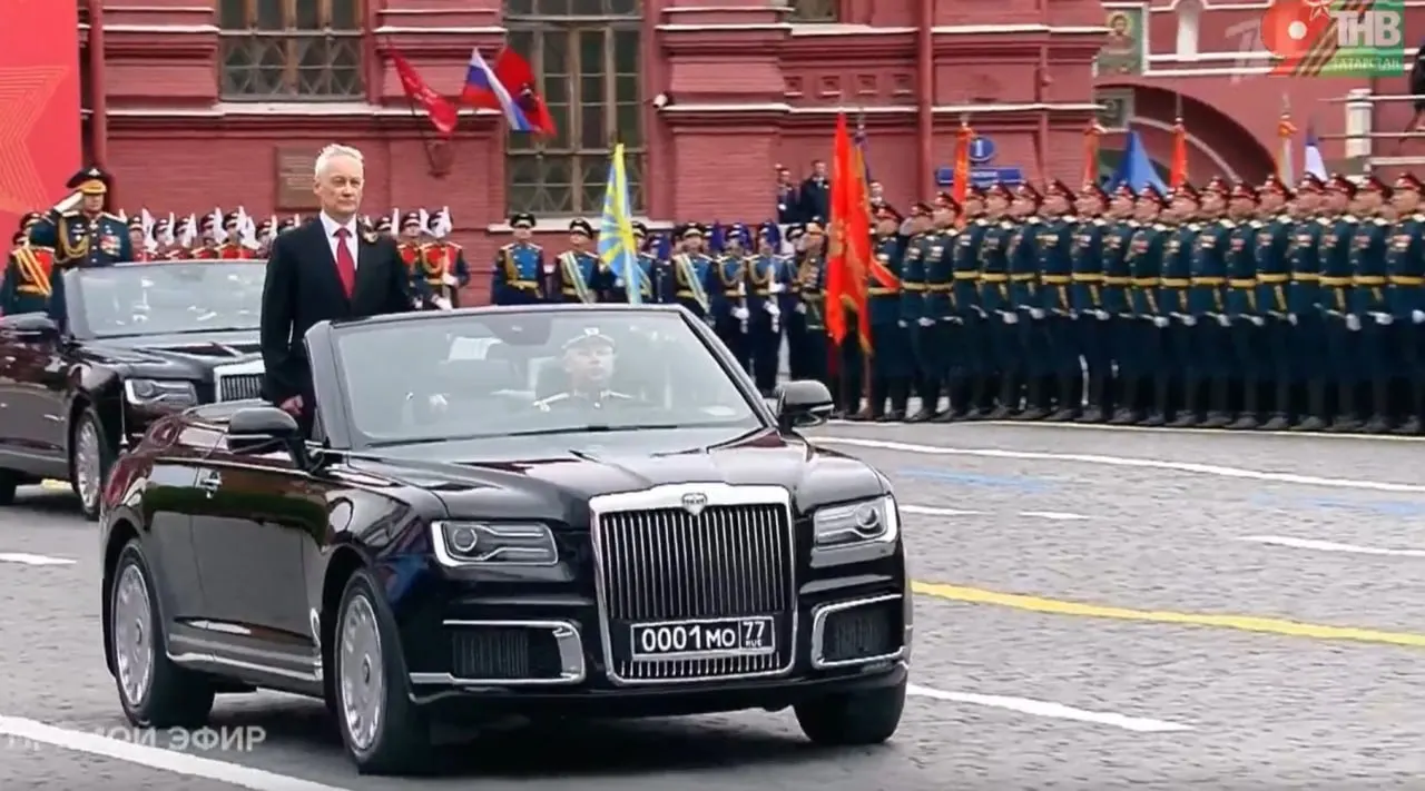 При осмотре войск использовались кабриолеты Aurus — один из них произведён в Москве, другие собирают в Елабуге.