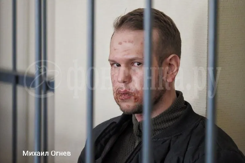 27‑летнего мужчину, вернувшегося с фронта, подозревают в покушении на убийство: он ворвался в квартиру бывшей подруги, вылил на неё азотную кислоту и ударил ножом. Пострадавшая в реанимации с ожогами и ранениями.