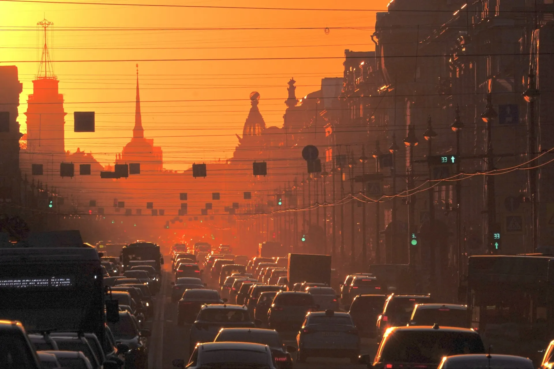 Синоптики прогнозируют потепление: сегодня до +20 °C, завтра — до +20…+23 °C. На западе Ленобласти возможны дожди, ливни, грозы и местами град; в четверг ожидается похолодание, к выходным снова потеплеет.