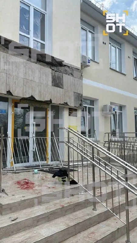 Во время выпускного в одной из севастопольских школ балконная плита сорвалась с фасада — пострадали девять подростков. По факту произошедшего возбуждено уголовное дело; в расследовании учитывают детали недавнего ремонта и распределение средств.