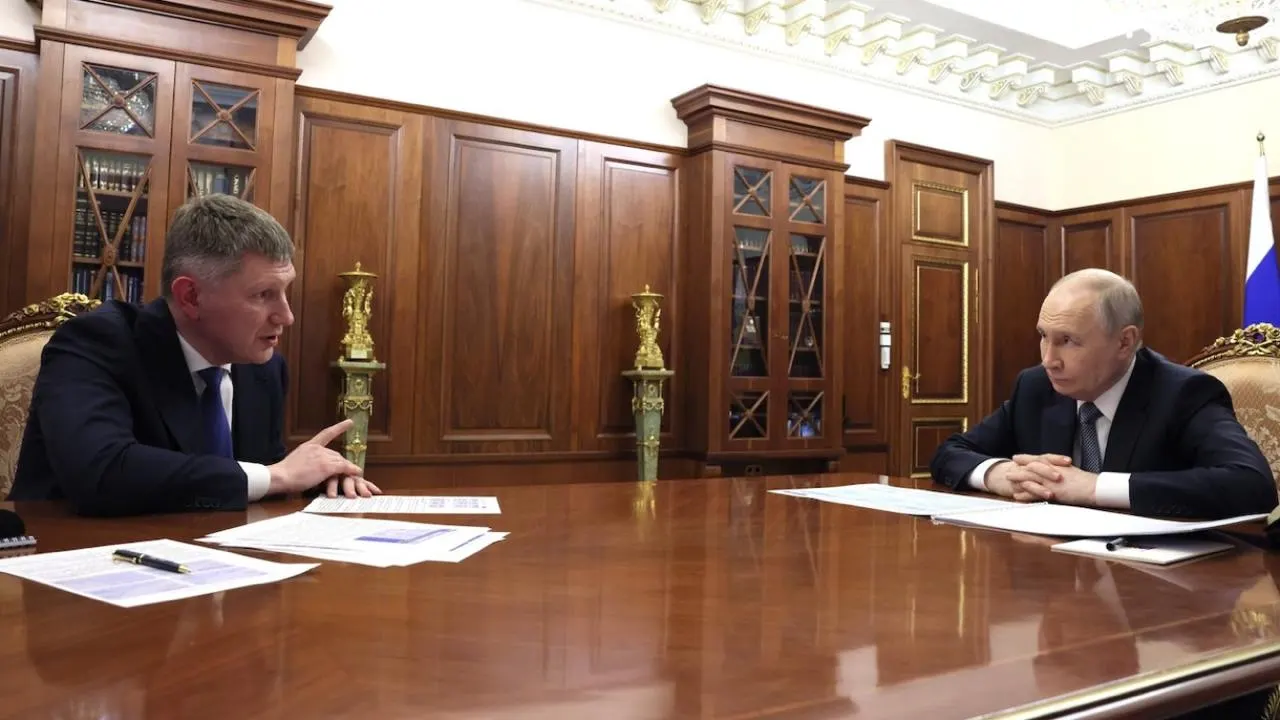Министр экономического развития Максим Решетников доложил президенту, что рост российской экономики опережает американский; ВВП на душу населения по итогам 2025 года достиг почти 56% от уровня США, тогда как по данным МВФ в 2026 году Россия занимает 66-е место по этому показателю.