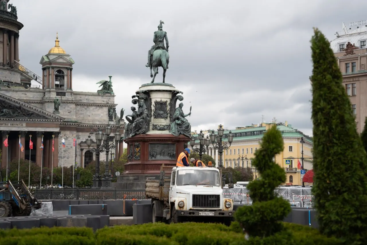 На Исаакиевской площади в Петербурге в четвёртый раз монтируют сад‑трансформер: для оформления используют сотни деревьев, кустарников и тысячи цветов; общая стоимость работ — почти 85 млн рублей.