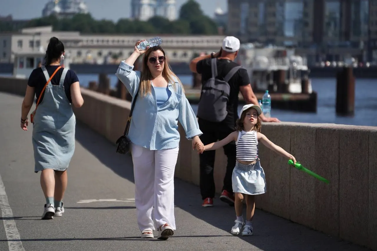Теплый атмосферный фронт принесёт в Санкт-Петербург значительное потепление — синоптик прогнозирует до +28–+30 градусов. Затем ожидается похолодание, кратковременные дожди и грозы.