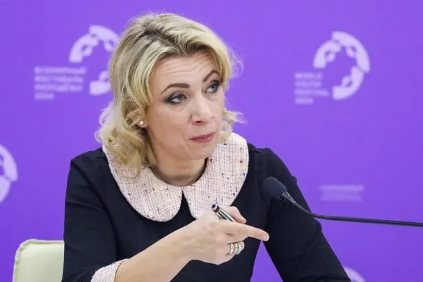 Официальный представитель МИД заявила, что сотрудники Госдепартамента уведомляют российских дипломатов о том, что их дети, родившиеся в США, якобы получили американское гражданство по праву почвы, хотя семьи не подавали соответствующих заявлений.