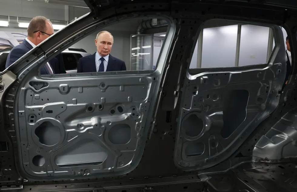 Уход западных автоконцернов после февраля 2022-го привёл к переформатированию отрасли: иностранные площадки перезапускают под китайские бренды, производство сократилось вдвое, а автомобили подорожали за несколько лет почти вдвое.