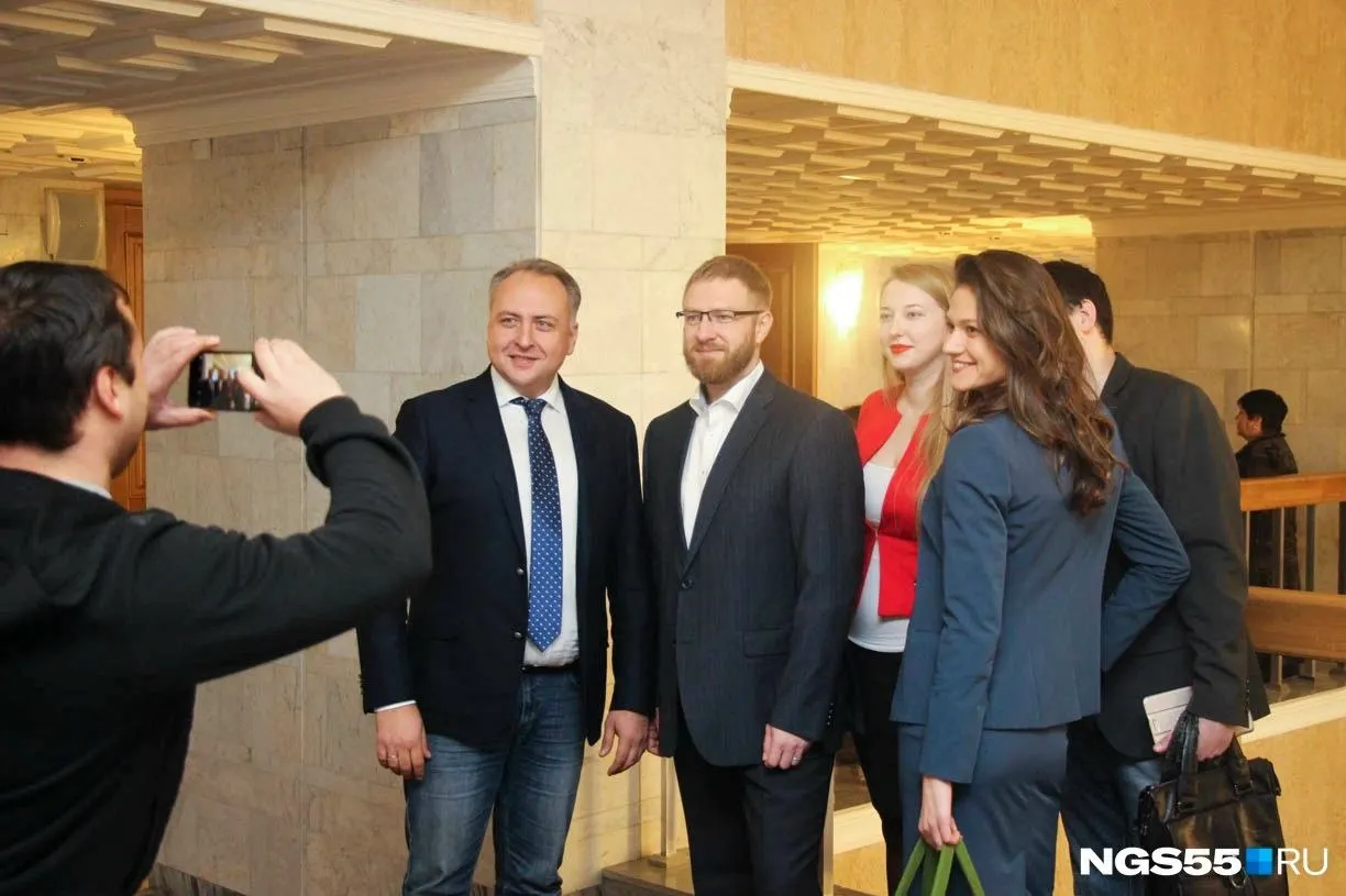 Петроградский районный суд приостановил уголовное дело о растрате на сумму 37 млн рублей. Экс‑руководителю телеканала разрешили уехать на СВО; ранее он сложил мандат депутата Законодательного Собрания Петербурга.