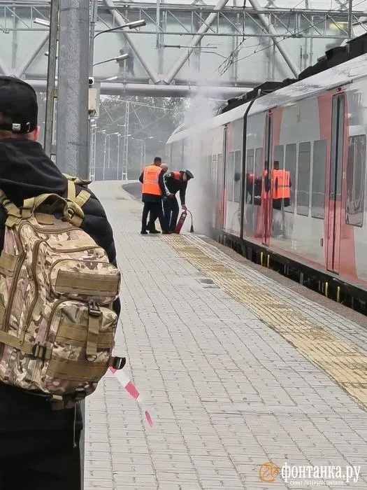 Во время отправления поезда №803 пассажиры заметили дым и небольшой огонь в вагоне. Пожар потушили к 6:53, состав заменили, отправление задержалось более двух часов.