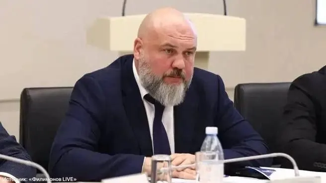 Ивана Иноземцева задержали после конфликта в баре на Биржевой линии в Санкт‑Петербурге; следственные действия проводятся в рамках «похоронного» дела, позже он ушёл в отставку.