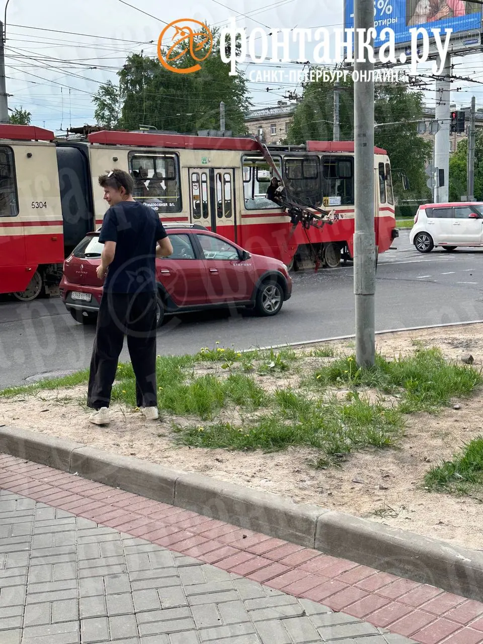 Около 17:08 на Светлановской площади в Санкт-Петербурге у трамвая рухнули токоприёмники — вагон раскачивался и «подпрыгнул», движение затруднено, пострадавших нет.