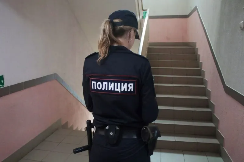По данным ГУ МВД, группа в Петербурге и Ленобласти оформляла фиктивные контракты, завладевала банковскими картами военнообязанных и обналичивала государственные выплаты через фирмы‑однодневки; по фактам возбуждены уголовные дела.