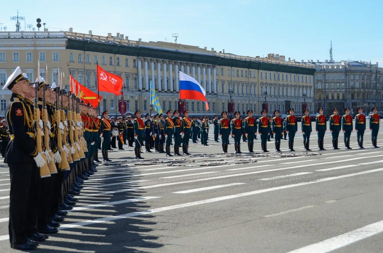 Военный парад на Дворцовой площади пройдёт по пригласительным билетам, тысячи горожан и туристов смогут присоединиться к шествию «Бессмертного полка» по Невскому проспекту. Праздничный салют запланирован на 22:00.