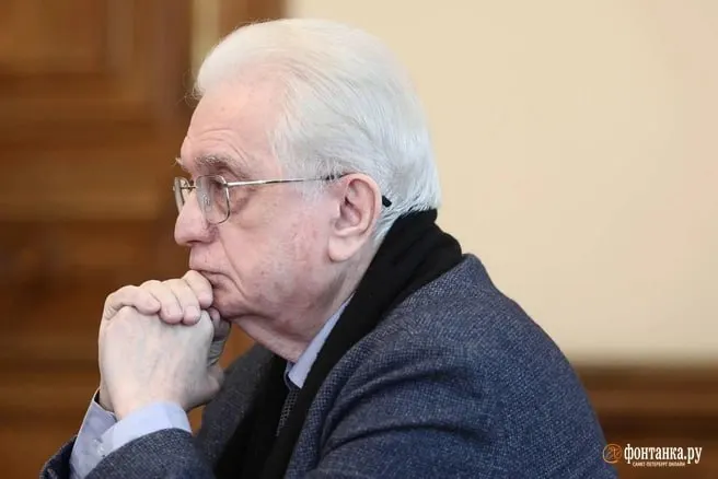 Михаил Пиотровский заявил, что ученого могли подставить под спецоперацию; Бутягин возвращается на работу в Эрмитаже, директор предупреждает о риске превращения научных споров в захваты музейных сотрудников.
