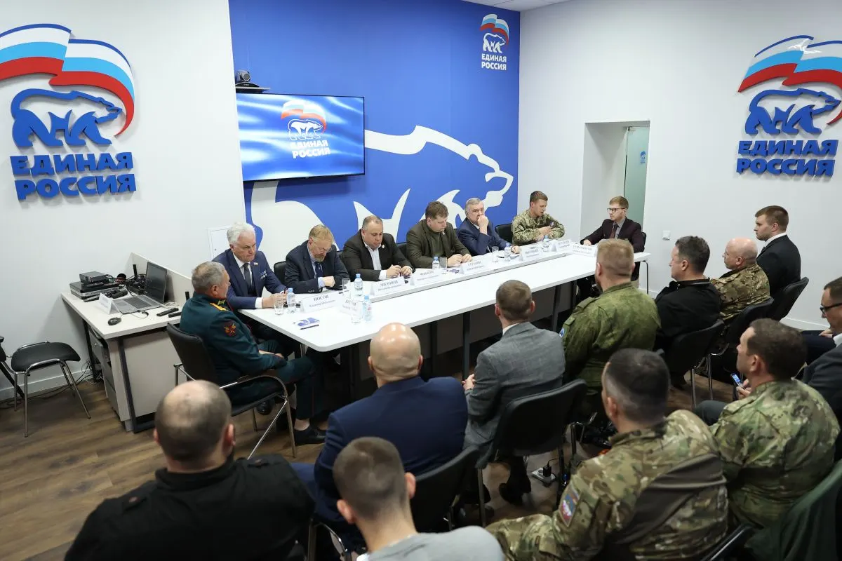 Сотрудники нескольких государственных театров Санкт‑Петербурга рассказали, что руководство просило регистрироваться и голосовать на праймериз партии; в некоторых случаях присылали списки кандидатов.