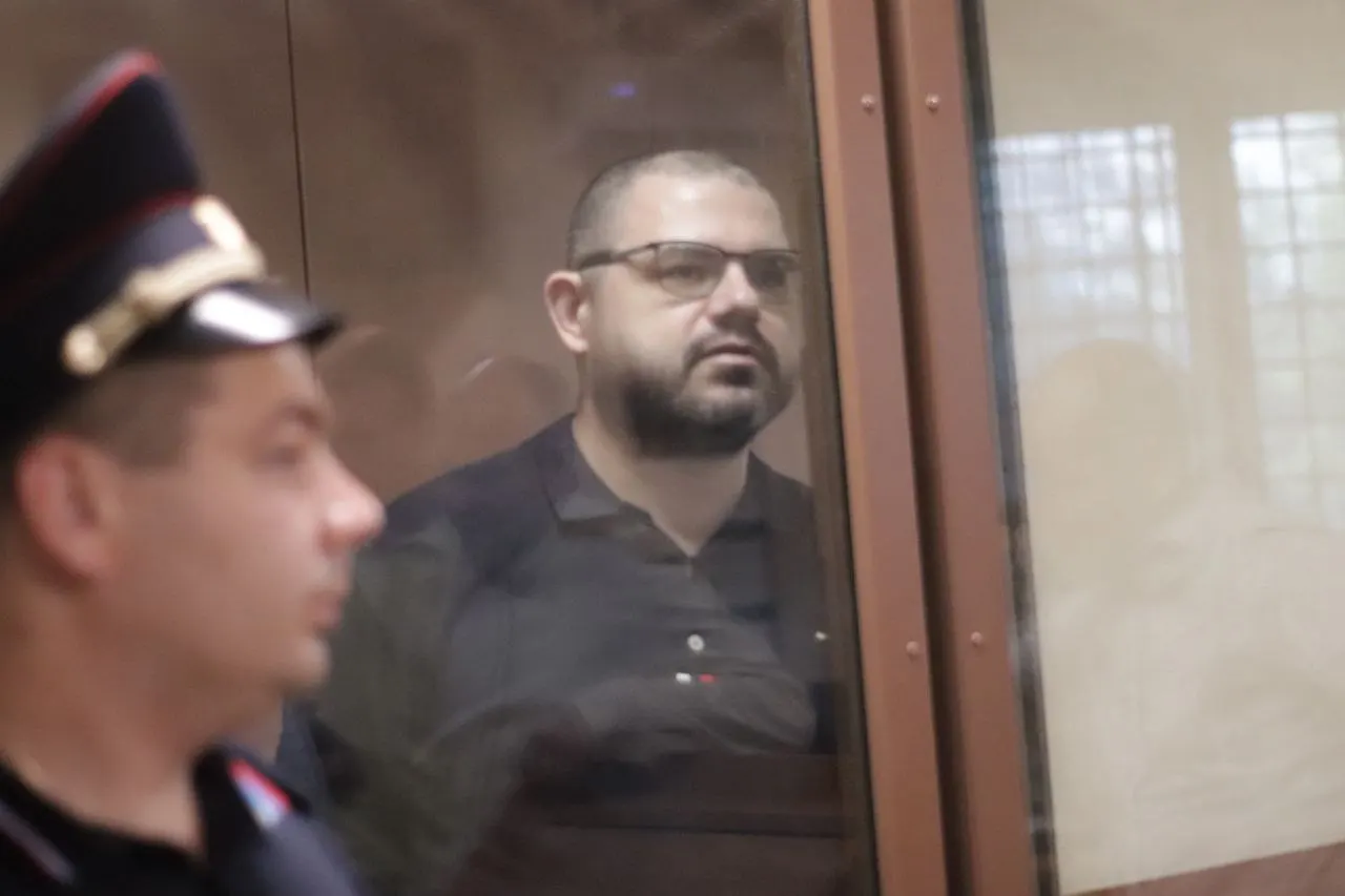 Следствие предъявило чеки на покупки на сумму около 75 тысяч рублей как доказательство по делу о вымогательстве против Константина Смирнова. Сам он считает чеки подложными; находится в СИЗО с января 2025 года, обвиняется в требовании 300 тысяч рублей и не признаёт вину.