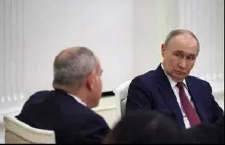 Маркетплейсы временно остановили реализацию армянских товаров без подробных объяснений; Wildberries позже связал это с новыми таможенными требованиями. Роспотребнадзор параллельно заблокировал свыше 1,1 млн бутылок воды «Джермук».